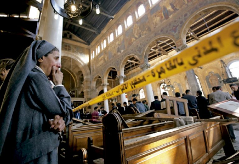 religiosa lamenta los destrozos y muertes causadas en la catdral copta de San Pablo en El Cairo Egipto tras el atentado 11 diciembre 2016