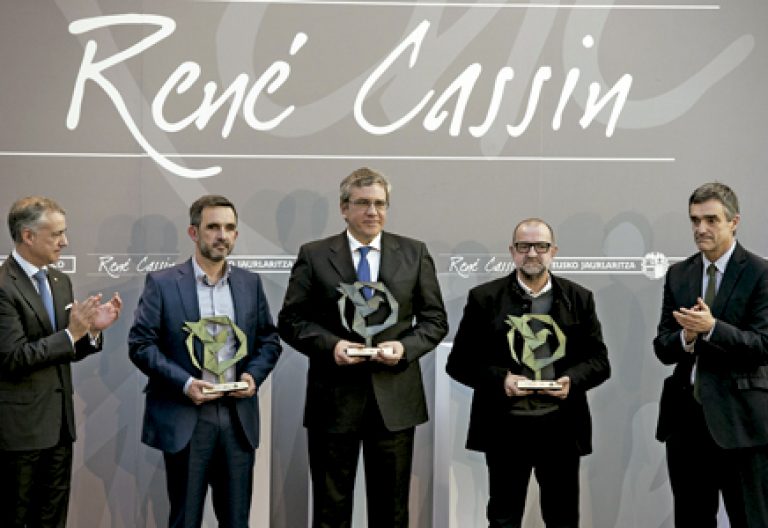 El Gobierno vasco entrega el Premio René Cassin 2016 a representantes de la Comunidad de Sant'Egidio por su trabajo a favor de los refugiados