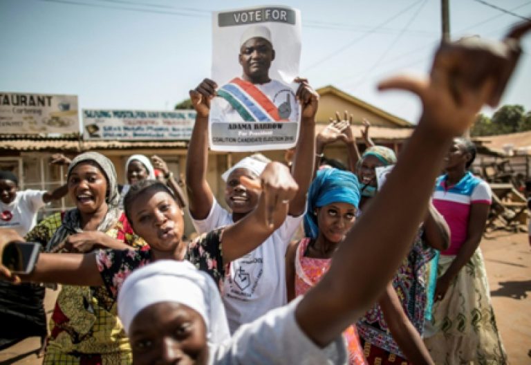 simpatizantes celebrando la victoria de Adama Barrow como nuevo presidente de Gambia diciembre 2016