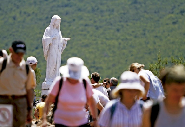 peregrinos en el pueblo de Medjugorje donde supuestamente se aparece la Virgen María
