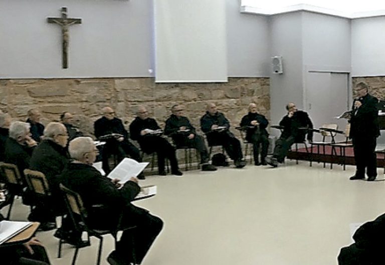 obispo de Astorga Juan Antonio Menéndez con sacerdotes de la diócesis
