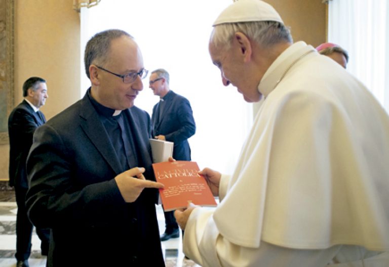 papa Francisco con Antonio Spadaro director de La Civiltà Cattolica numero 4000 febrero 2017