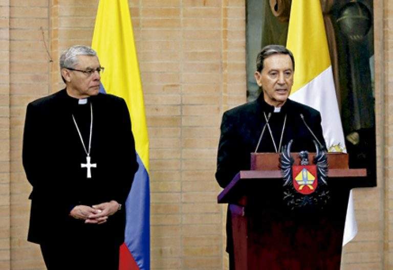 nuncio Ettore Balestrero y cardenal Rubén Salazar Gómez anuncian el viaje del papa Francisco a Colombia