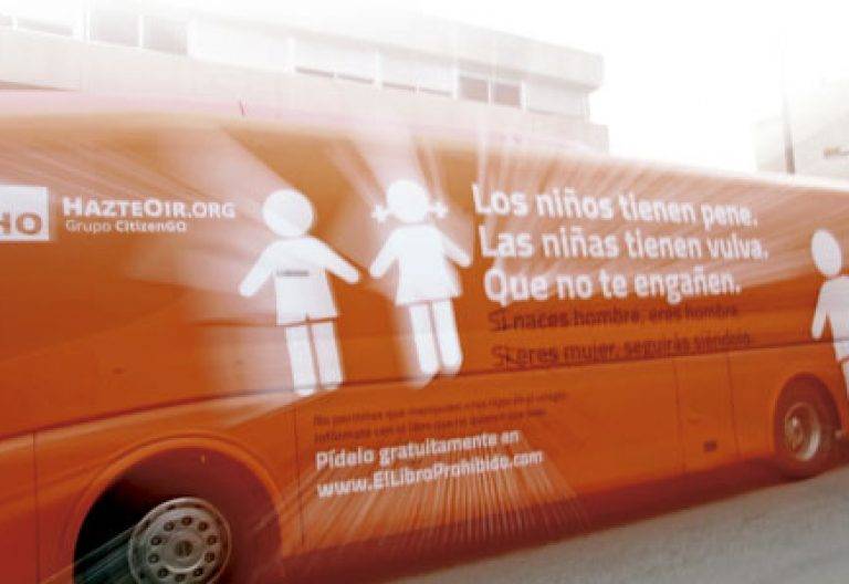 autobús de HazteOir.org circulando por la calle en una campaña contra la transexualidad e ideología de género