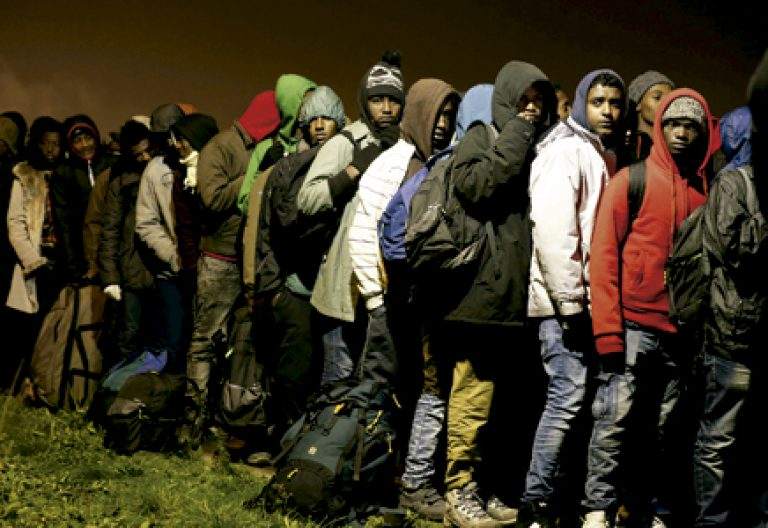grupo de migrantes que buscan entrar en Europa y refugio atrapados en Calais Francia