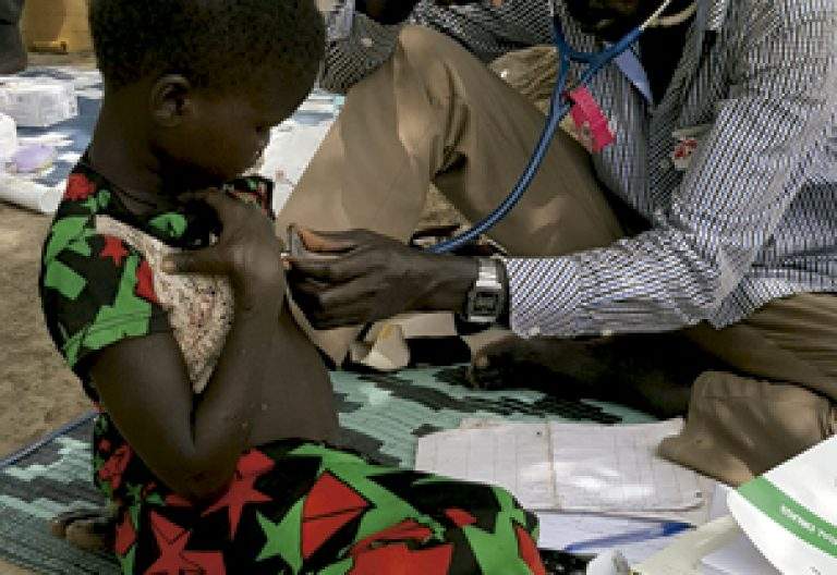 médico con una niña en un país africano