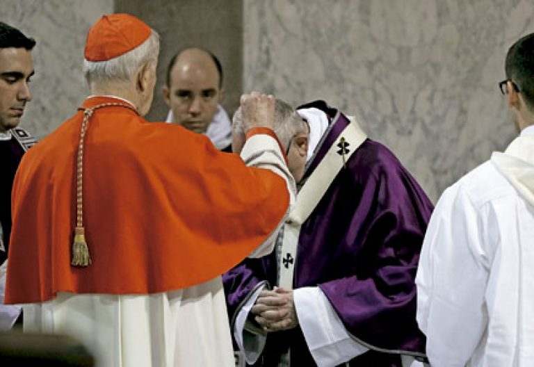papa Francisco recibe ceniza el Miércoles Ceniza 1 marzo 2017