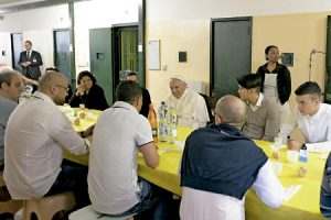 papa Francisco come con un grupo de reclusos en su visita a Milán marzo 2017