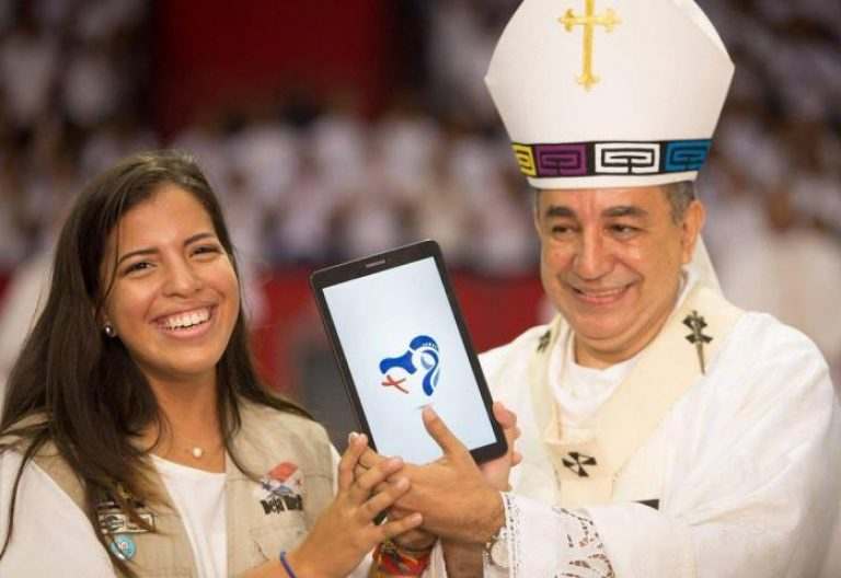 La joven creadora Ámbar Calvo junto al arzobispo de Panamá, José Domingo Ulloa, en la presentación del logo de la JMJ 2019