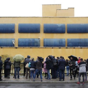 Decenas de periodistas a las puertas del Centro de Internamiento de Extranjeros (CIE) de Aluche/ EFE