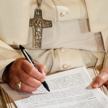 El Papa Francisco, escribiendo, en una imagen de archivo/CNS