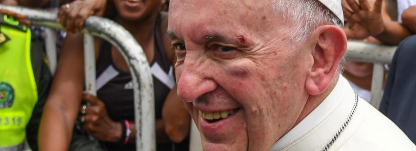 El Papa Francisco en Cartagena (Colombia) tras recibir un golpe en el papamóvil/EFE