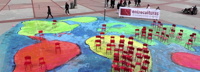 campaña silla roja entreculturas por la educación en países desfavorecidos