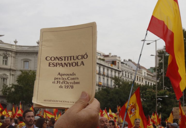 manifestación banderas españolas y Constitución Española