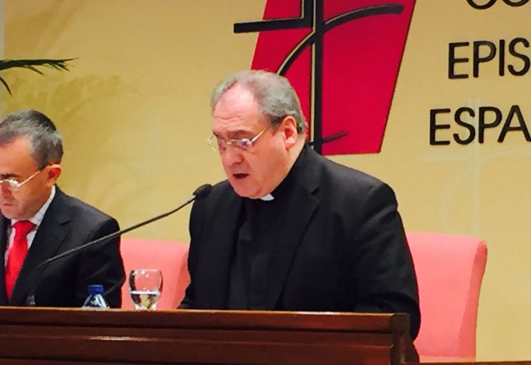 José María Gil Tamayo secretario general Conferencia Episcopal Española CEE y Fernando Giménez Barriocanal rueda prensa final Asamblea Plenaria noviembre 2017