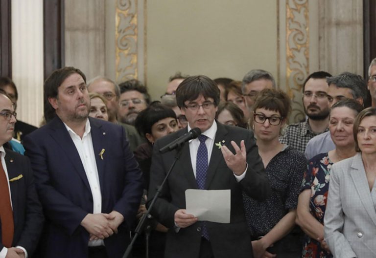 El presidente de la Generalitat, Carles Puigdemont, lee una declaración instituconal junto a los miembros de su gobierno instantes después de que el Parlament catalán aprobase el 27 de octubre de 2017 la declaración unilateral de independencia