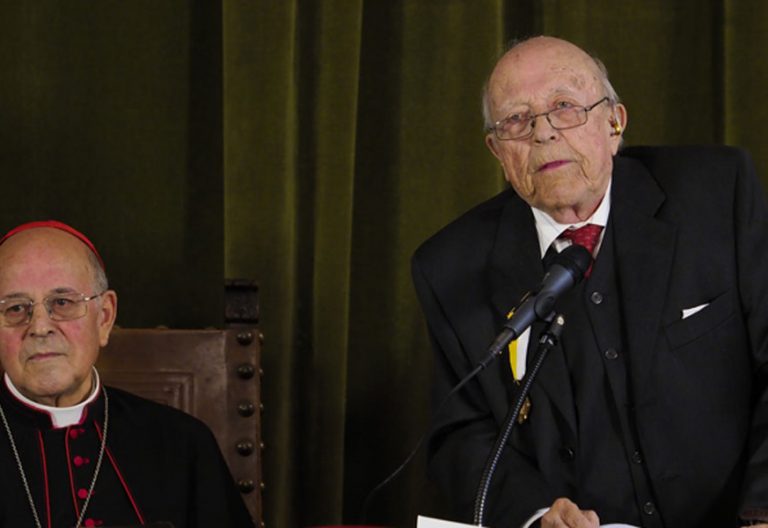 El escritor José Jiménez Lozano agradece la entrega de la medalla 'Pro Ecclesia et Pontifice' que, en nombre del papa Francisco, le entregó el 4 de noviembre de 2017 en Valladolid el cardenal arzobispo Ricardo Blázquez
