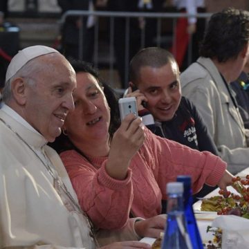 El Papa Francisco, en una comida con un grupo de pobres en Bolonia/CNS