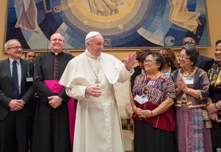 papa Francisco encuentro con participantes en el Forum de Pueblos Indígenas Roma febrero 2017