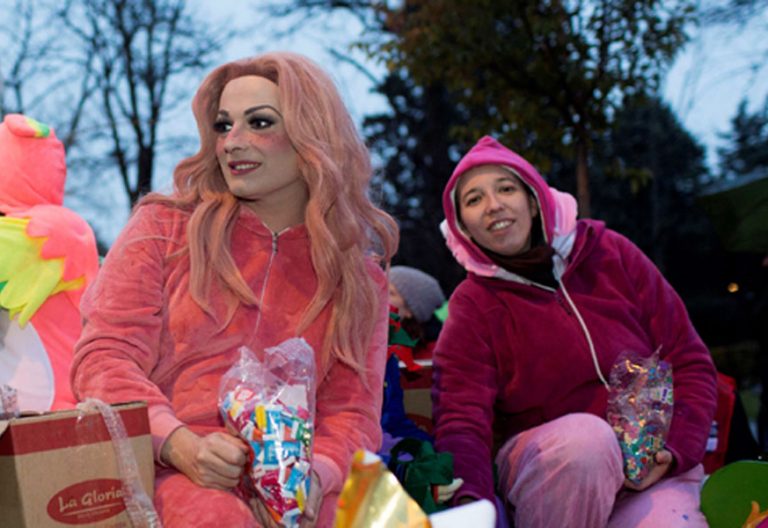 La drag queen La Prohibida, en la carroza por la diversidad sexual de Orgullo Vallecano que participó en la cabalgata de Reyes Magos de Vallecas el 5 de enero de 2018