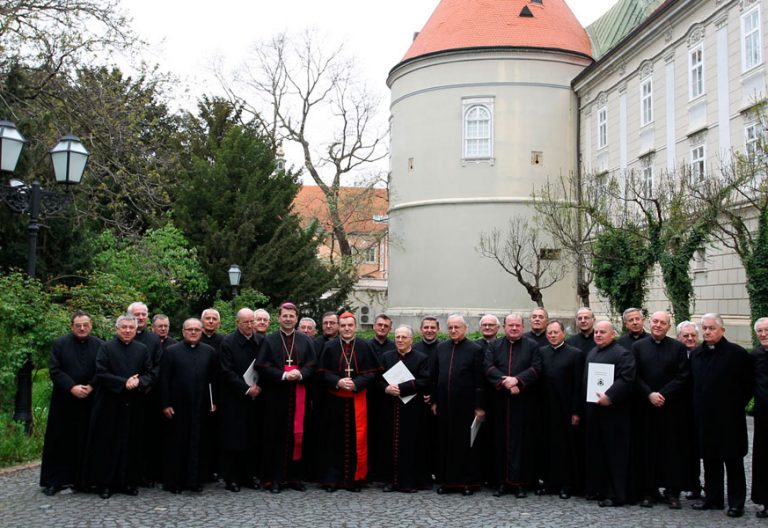 Los obispos de Croacia, durante una asamblea