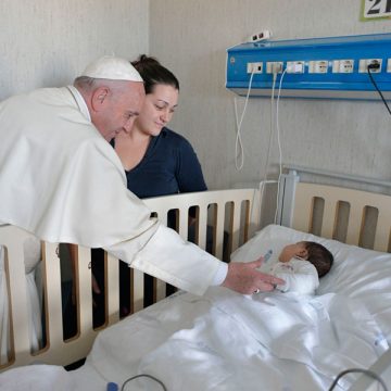 papa Francisco visita niños enfermos Hospital Bambino Gesú 5 enero 2018