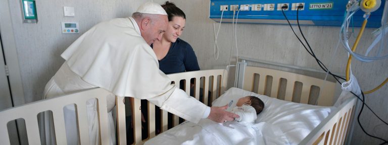 papa Francisco visita niños enfermos Hospital Bambino Gesú 5 enero 2018
