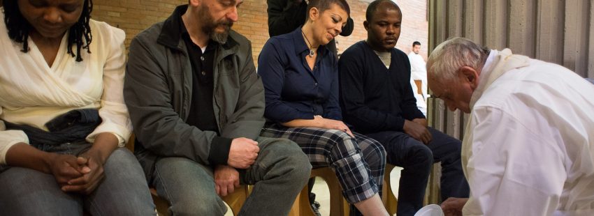 El Papa lava los pies a los presos en Rebbia en 2015