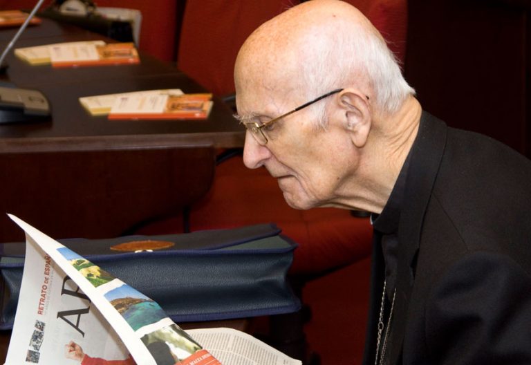 Elías Yanes, fallecido el 9 de marzo de 2018, en una imagen de archivo en el salón de la Plenaria de la Conferencia Episcopal, en abril de 2013