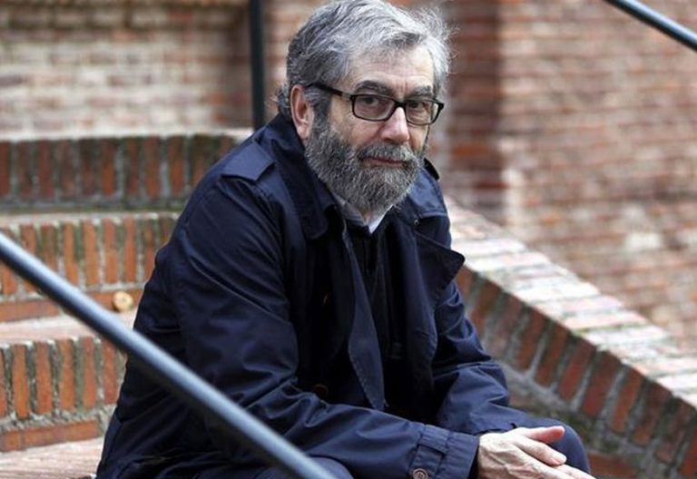 El escritor Antonio Muñoz Molina posa ante la Residencia de Estudiantes de Madrid
