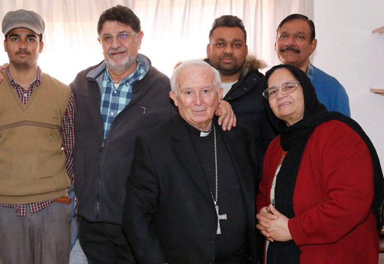 El cardenal Cañizares en una visita pastoral a una familia de inmigrantes acogida en dependencias de la la Iglesia de Valencia