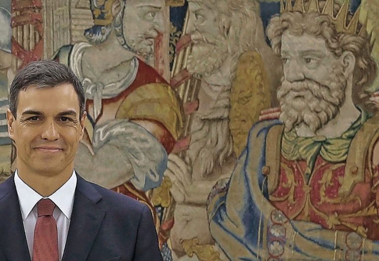 Pedro Sánchez posa ante el tapiz de Alejandro Magno en su toma de posesión como presidente del Gobierno el 2 de junio de 2018 en el Palacio de La Zarzuela