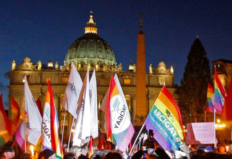 Manifestación de colectivos gais en la Plaza de San Pedro