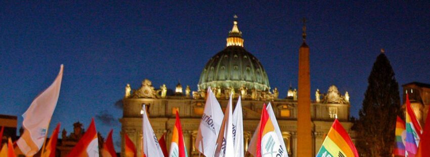 Manifestación de colectivos gais en la Plaza de San Pedro