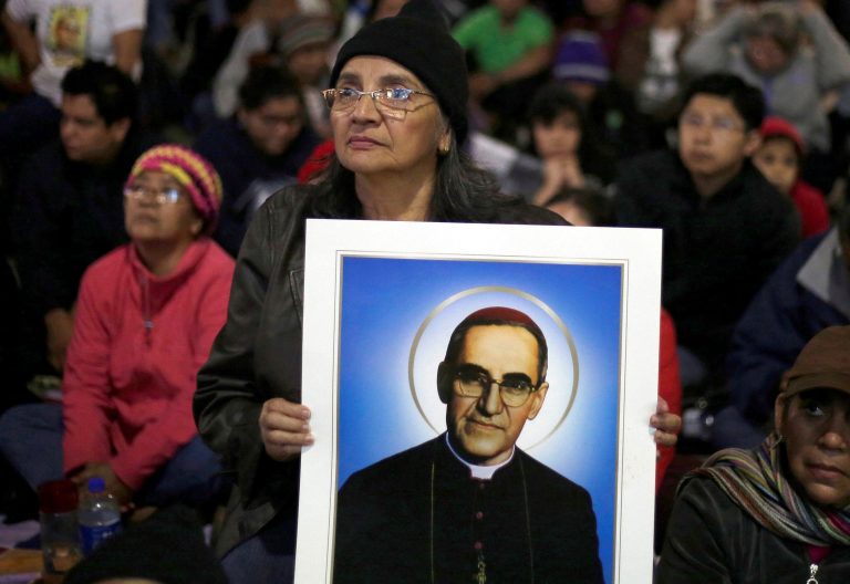 Fieles salvadoreños con una imagen de monseñor Romero