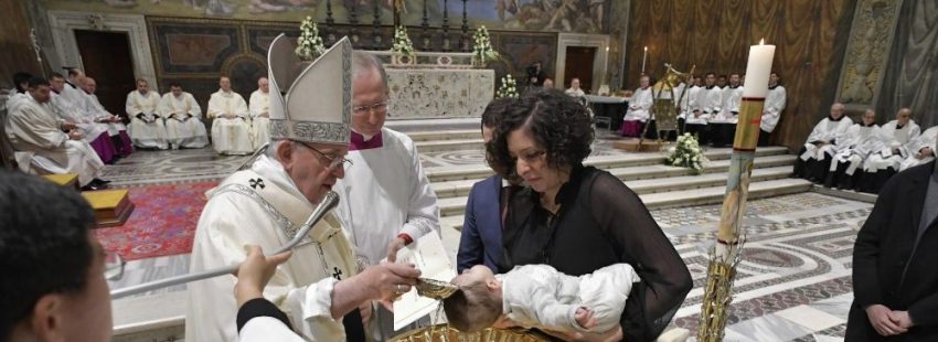 El papa Francisco bautiza en la Capilla Sixtina a 27 niños y niñas, hijos de empelados del Vaticano, en la Fiesta del Bautismo de Señor, el 13 de enero de 2019