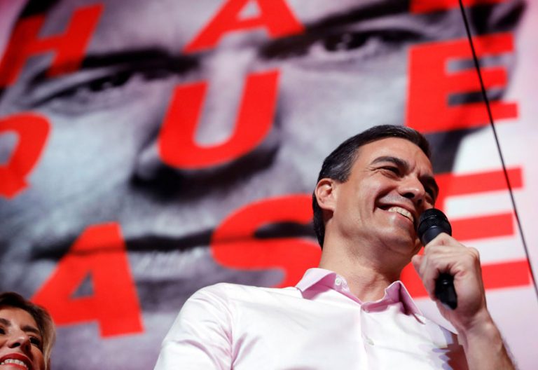 Pedro Sánchez celebra con sus seguidores en la sede del PSOE, en la calle Ferraz, su triunfo en las elecciones generales del 28 de abril de 2019