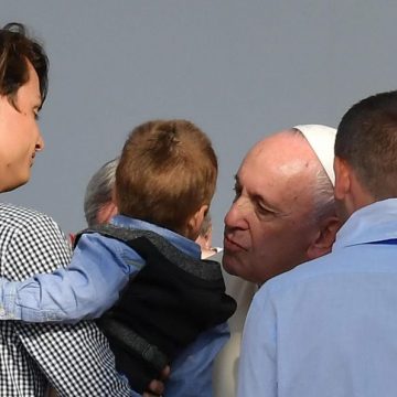 El Papa Francisco, con una familia en el encuentro de Iasi/EFE