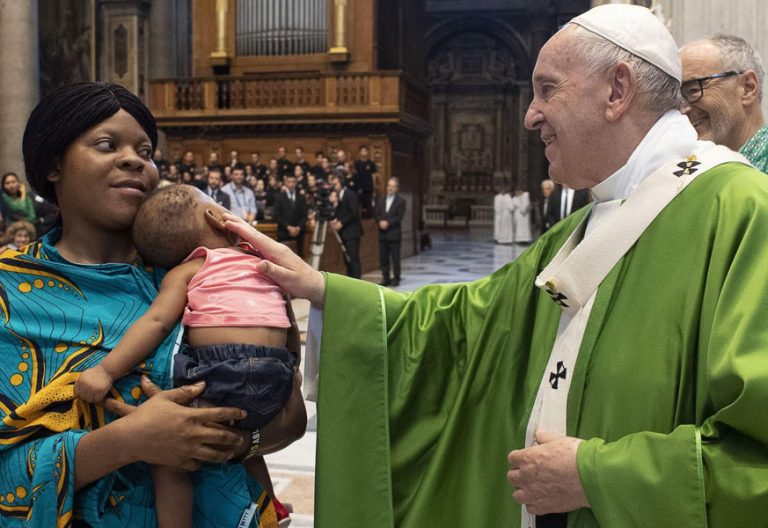 El papa Francisco con una migrante que participó, el 8 de julio de 2019, en la misa por los migrantes en la basílica vaticana de san Pedro