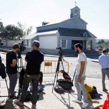 exhumacion-franco-periodistas ante la capilla-mingorrubio-para inhumacion