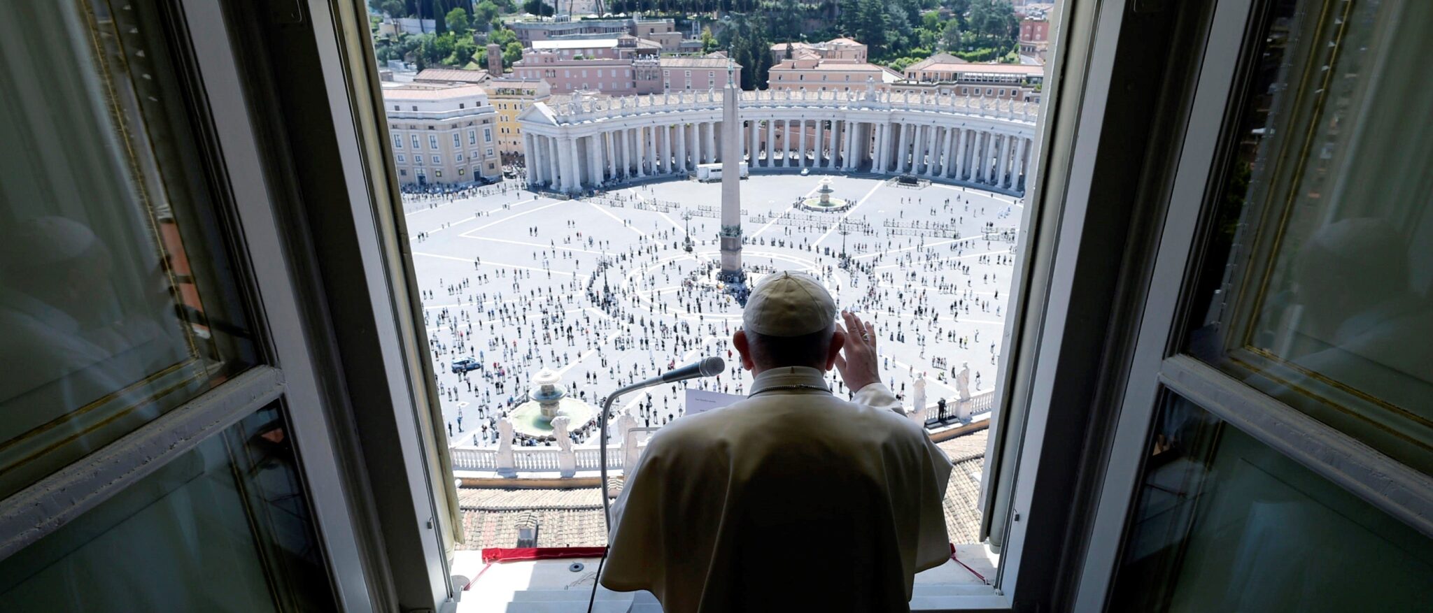 El Papa en el regina coeli: “Cuando un cristiano nunca duda y alardea de una fe segura, algo anda