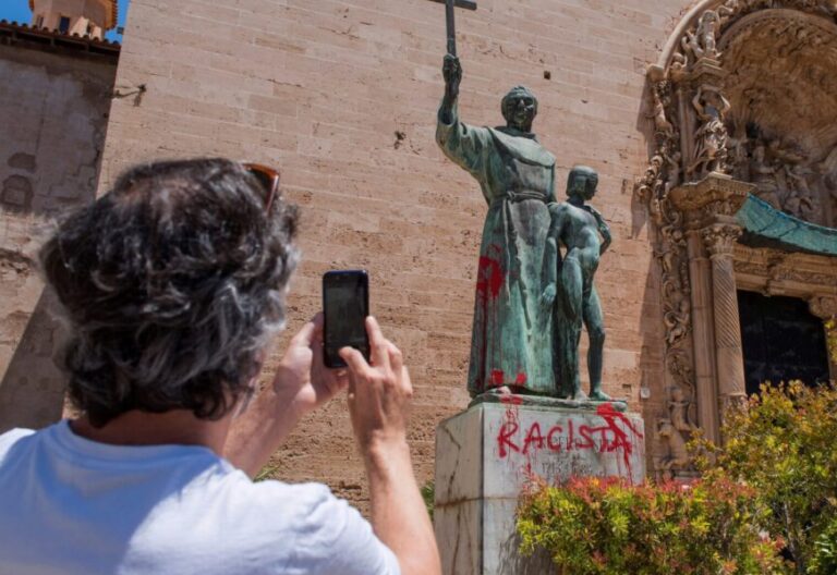 Aparece una pintada con la palabra racista en la estatua de Fray Junípero