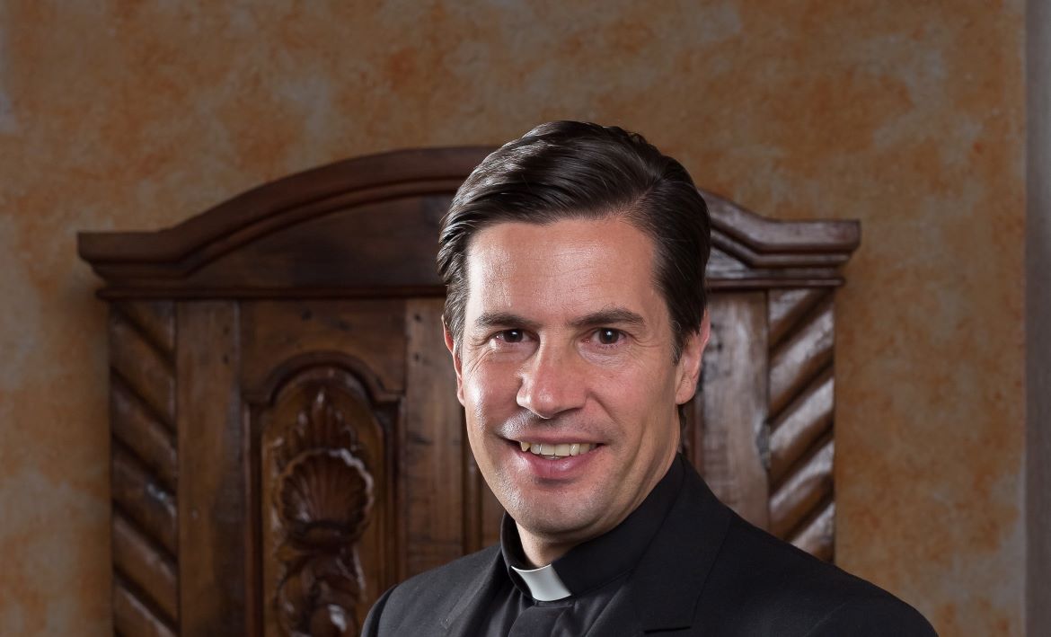 El sacerdote Guillermo Serra revela lo que lo llevó a la cima en las redes  sociales