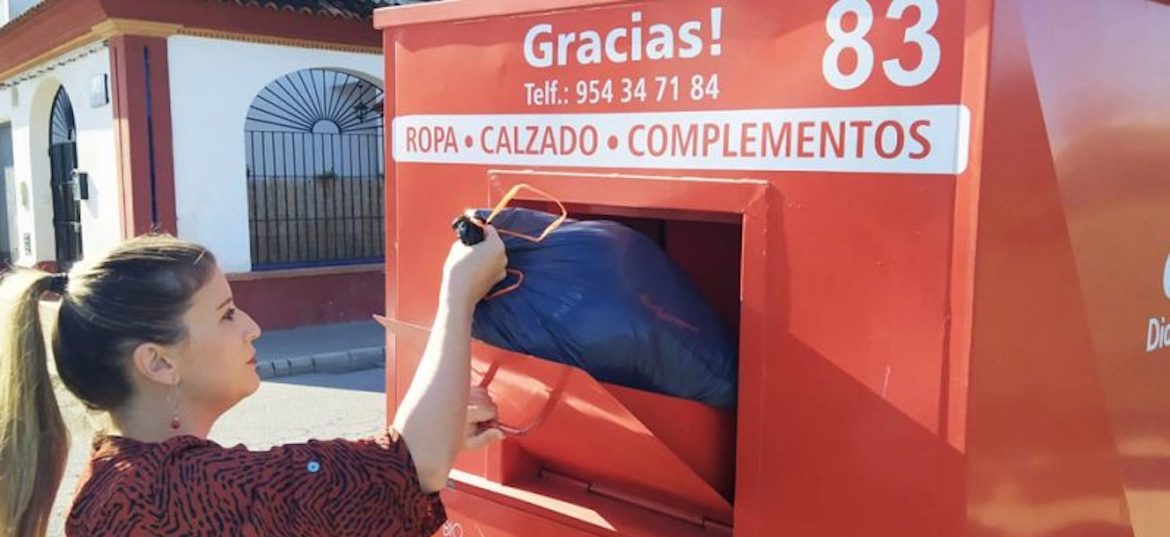 Y tú, ¿cambias de armario o cambias vidas?': la campaña de Cáritas Sevilla para  donar ropa usada
