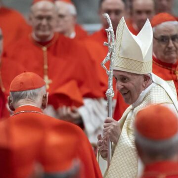 papa Francisco con cardenales