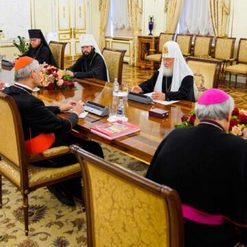 El cardenal Matteo Zuppi con el patriarca Kirill de Moscú