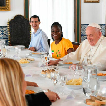 El papa Francisco almuerza con jóvenes en la JMJ