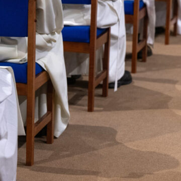 Un grupo de sacerdotes en la celebración de una eucaristía