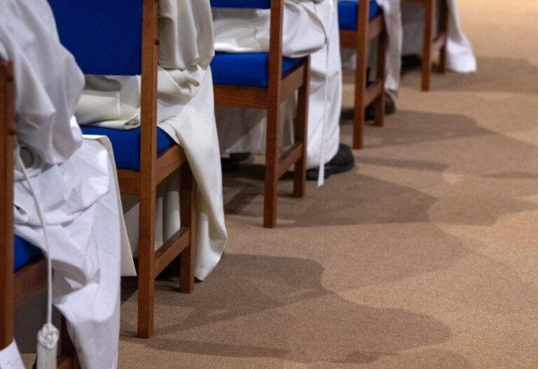 Un grupo de sacerdotes en la celebración de una eucaristía