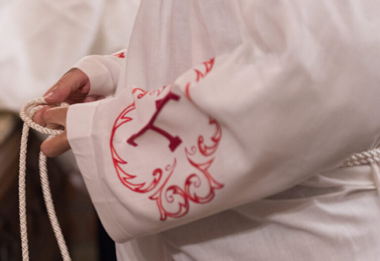 Sacerdote en una sacristía